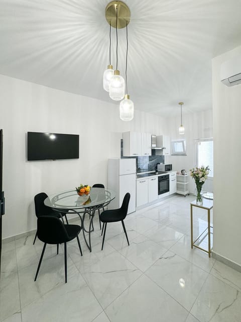 TV and multimedia, Kitchen or kitchenette, Living room, Seating area, Dining area, minibar, pet friendly, stove