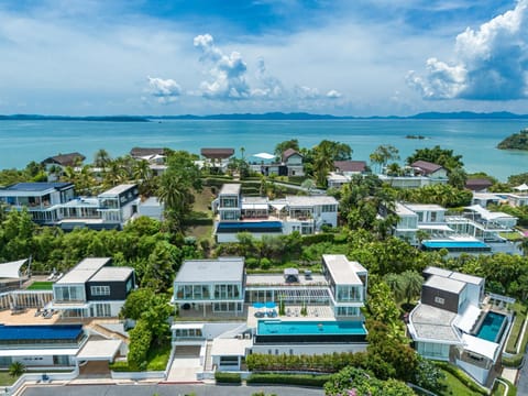 Property building, Day, Neighbourhood, Pool view, Sea view, Swimming pool