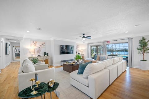 Exquisite Bayview Villa with POOL and GAMES House in Greater Carrollwood