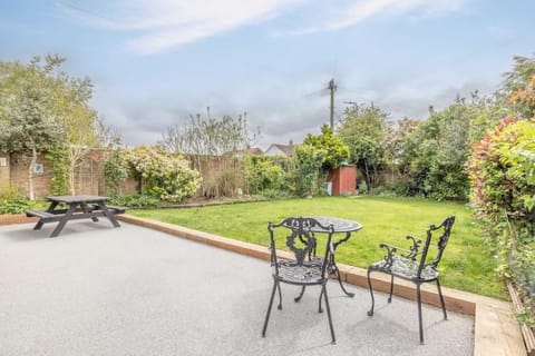 Windsor Charm : Spacious 3-Bed, Parking & Garden House in Windsor
