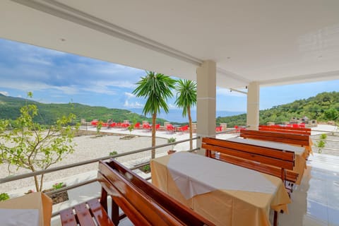 Restaurant/places to eat, Balcony/Terrace, Dining area, Mountain view