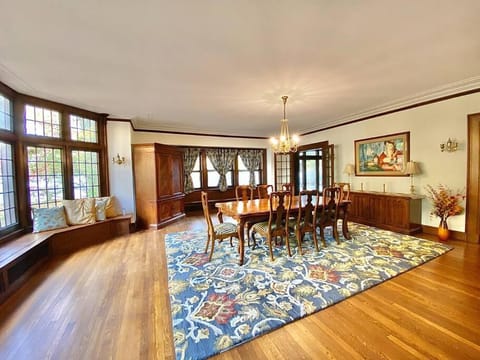 Historic Mansion for Large Groups Minutes to Cleveland Destinations Chalet in Shaker Heights