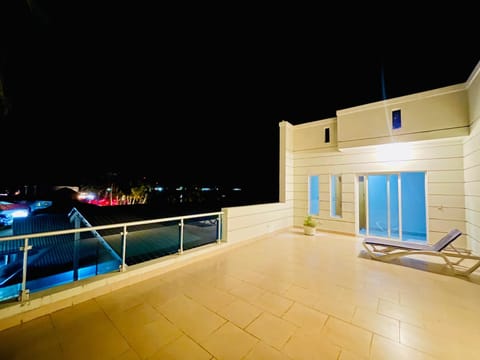 Property building, Night, Balcony/Terrace, Sea view, sunbed