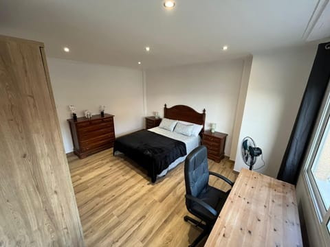 Photo of the whole room, Bedroom