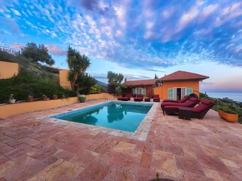 VILLA ROYAL DOMAIN, Entire, BnbRickeys Villa in Menton