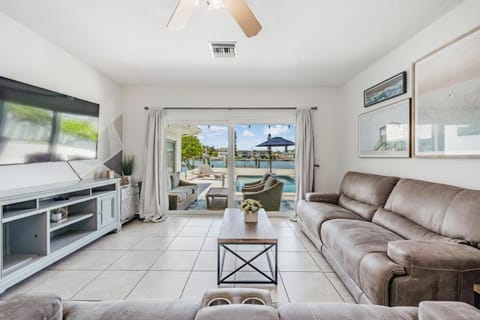 TV and multimedia, Living room, Pool view