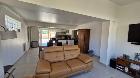 Communal lounge/ TV room, TV and multimedia, Living room, Seating area, Dining area