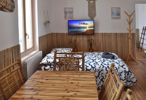 Bed, TV and multimedia, Dining area