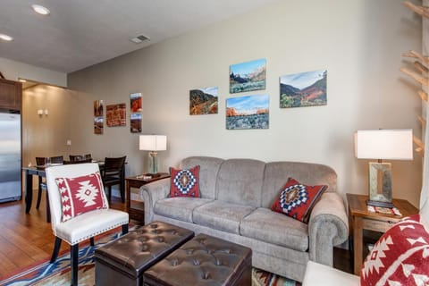 Bright and Airy Mountain Town home,Walk to Shops, Dining, Trails , Hot Tub House in Snyderville