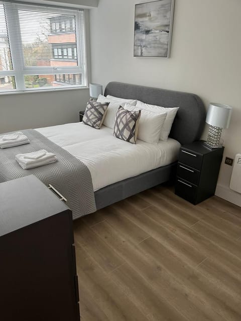 Entire Modern 1-Bedroom Apartment With King Bed In East Grinstead Copropriété in East Grinstead