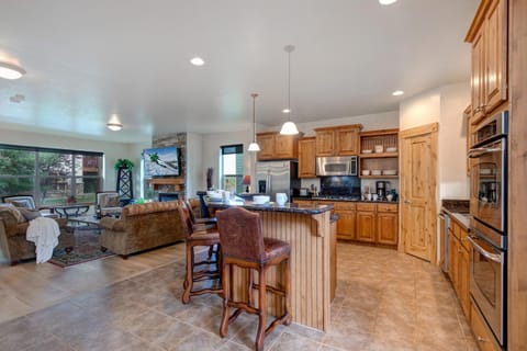 Luxury Community Amenities, Great Location & Outdoor Recreation! Park City Bear Hollow Polar Way House in Summit Park