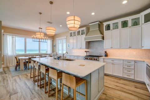 Paradise Beach, 8 bed, 6,5 bath, Beachfront & Pet Friendly! Haus in Bradenton Beach