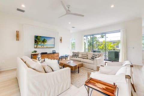 Swanky Bubbles, 9 beds, 11 bathrooms, pet-friendly with a rooftop deck and steps away to the beach! House in Holmes Beach