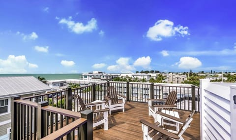 Swanky Bubbles, 9 beds, 11 bathrooms, pet-friendly with a rooftop deck and steps away to the beach! House in Holmes Beach