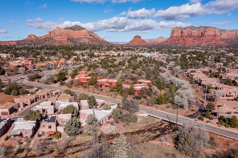 Sedona Beautiful Villa on Jacks Canyon wash-walk to golf & restaurants, pet friendly, near hiking! House in Village of Oak Creek