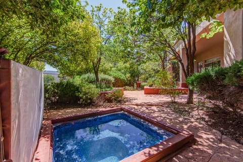 Sedona Bella Dona lush green backyard sanctuary, ping pong & hot tub-Day trip to Jerome! Maison in Village of Oak Creek