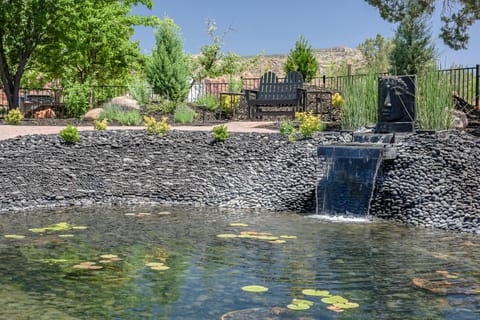 Tranquil Mediation Gardens , Private Hot Tub & Views! House in Village of Oak Creek