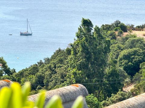 Le 70, Seventy's, à 3 minutes de la plage, vue mer, climatisé Apartment in Cavalaire-sur-Mer