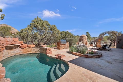 Sedona Breeze disappearing sliding doors in living room, pool, spa and deck on 2 acres! Maison in Sedona
