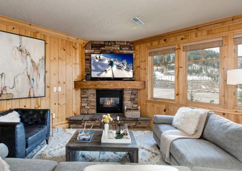 Luxury Condo, Private Hot Tub, Prime Location to Outdoor Recreation! Deer Valley Red Stag Lodge 201 House in Park City