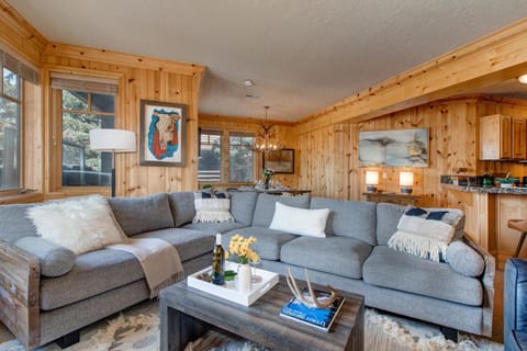 Luxury Condo, Private Hot Tub, Prime Location to Outdoor Recreation! Deer Valley Red Stag Lodge 201 House in Park City