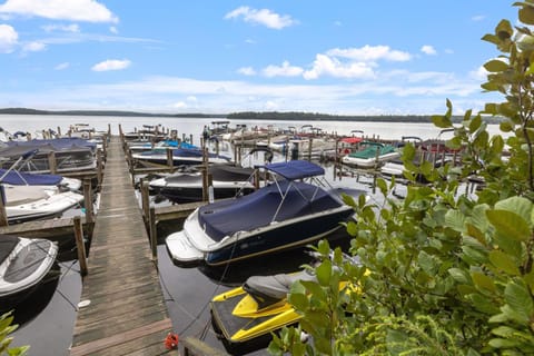3BR Lakeside Oasis: Boat Dock + HOT TUB + Beach! House in Meredith