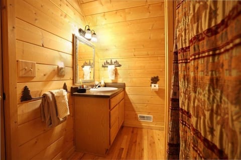 Red Roof-Cozy Cabin with Great Views, Hot Tub and near Bryson City House in Swain County