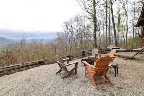 Red Roof-Cozy Cabin with Great Views, Hot Tub and near Bryson City House in Swain County