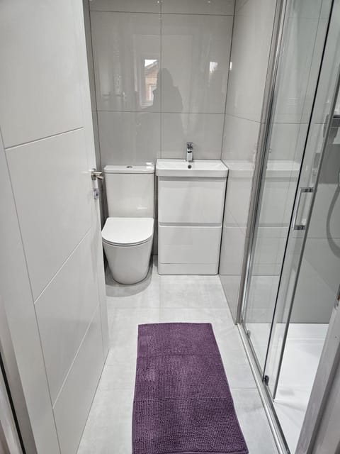 New refurbished 5 bed, 4 ensuites & 1 family bathroom Condo in Aylesbury Vale