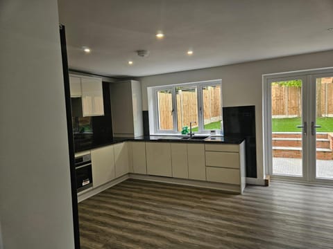New refurbished 5 bed, 4 ensuites & 1 family bathroom Apartment in Aylesbury Vale