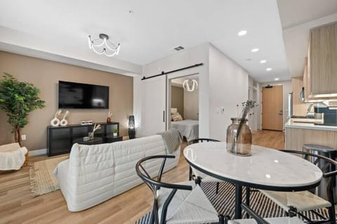 Luxury & Modern Irvine Apt Condo in Costa Mesa