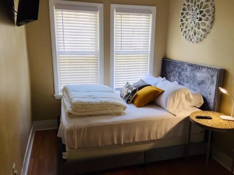 Comfy Easeful Two Bed Apartment 30 min to Boston Condominio in Brockton