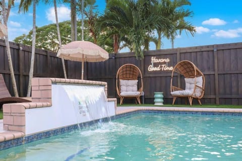 Havana Haven by BK Stays - Family Friendly - Close To Beach - Large Heated Pool - 4 Beds - Sleeps 8 Maison in Oakland Park