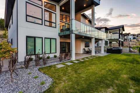 Luxury Golf Stay w/Hot Tub Haus in Kelowna