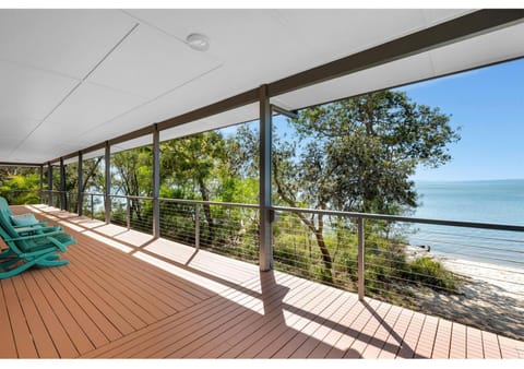 Blissful Lake Retreat House in Noosa Shire