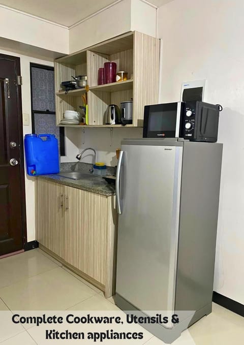 Kitchen or kitchenette, minibar