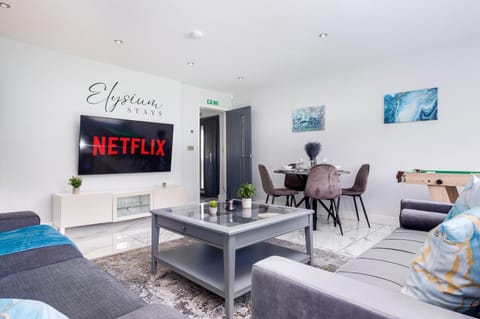 Elysium Haven 2 BED, 2 BATH, Sleeps 6, Free Parking, Netflix, Pool Table - Elysium Stays Apartment in Birmingham