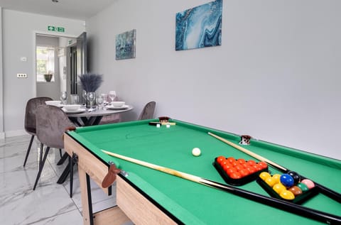 Elysium Haven 2 BED, 2 BATH, Sleeps 6, Free Parking, Netflix, Pool Table - Elysium Stays Apartment in Birmingham