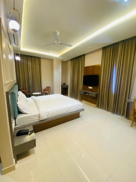 Bed, TV and multimedia, Living room, Bedroom