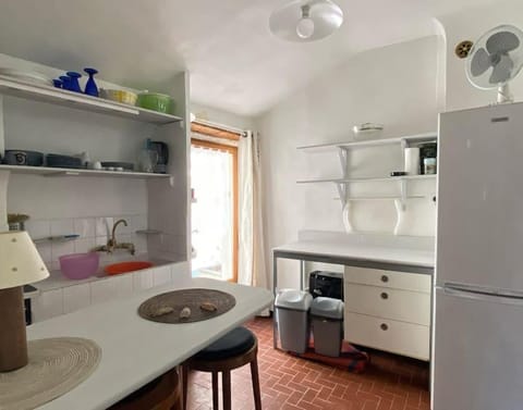 Kitchen or kitchenette, Dining area, minibar, stove