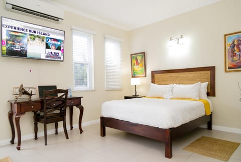 Bed, Photo of the whole room, Seating area, Bedroom, air conditioner