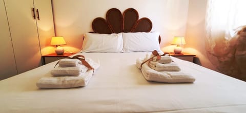 Decorative detail, Bedroom, towels, towels