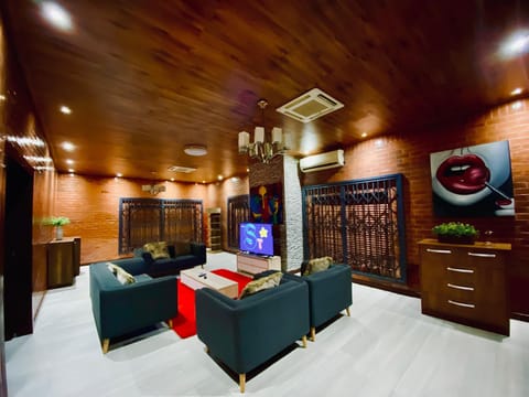 TV and multimedia, Living room, Seating area, air conditioner