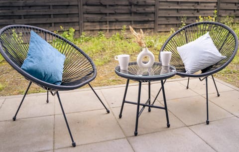 Patio, Day, Living room, Seating area