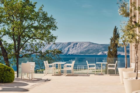 Restaurant/places to eat, Seating area, Sea view