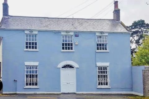 Property building, Facade/entrance, Day