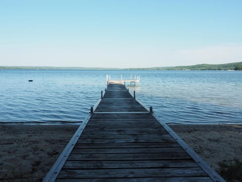 New! Birch Cove Bungalow - Gorgeous Lakefront! Casa in Crystal Lake