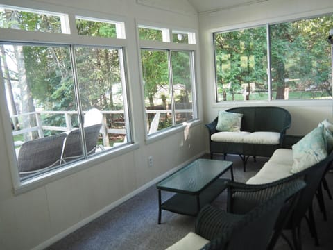 Birch Cove Bungalow - Gorgeous Lakefront! House in Crystal Lake