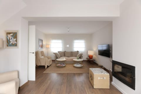 TV and multimedia, Living room, Seating area, Dining area, air conditioner