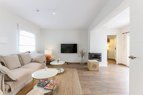 TV and multimedia, Living room, Seating area, Dining area, air conditioner